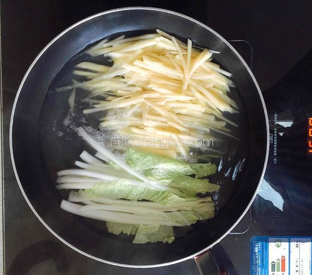 烧开水煮白菜及土豆丝。煮熟备用。（也可以把白菜、土豆丝用炒的方法，吃起来会比较香）