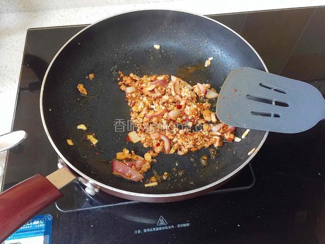 锅里热油，加入腌好的肉末和洋葱。炒好备用。