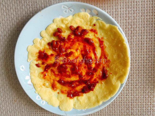 饼上涂黄豆酱及油辣椒，依据个人口味放。