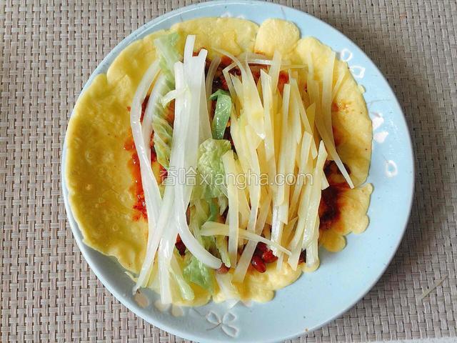 再铺上白菜及土豆丝