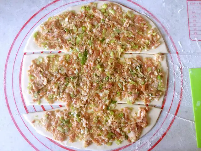 铺一半肉馅，用勺子背面抹匀