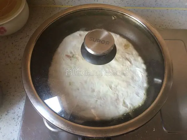 平底锅加入油小火烙至两面金黄