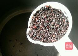 红豆黑米大米粥的做法图解1
