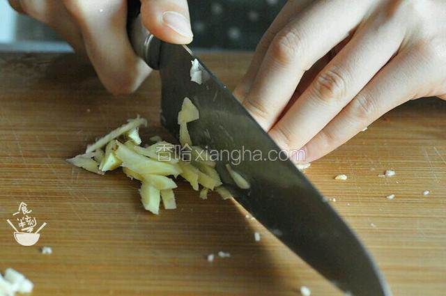 姜、蒜切末，粉丝清水浸泡15分钟