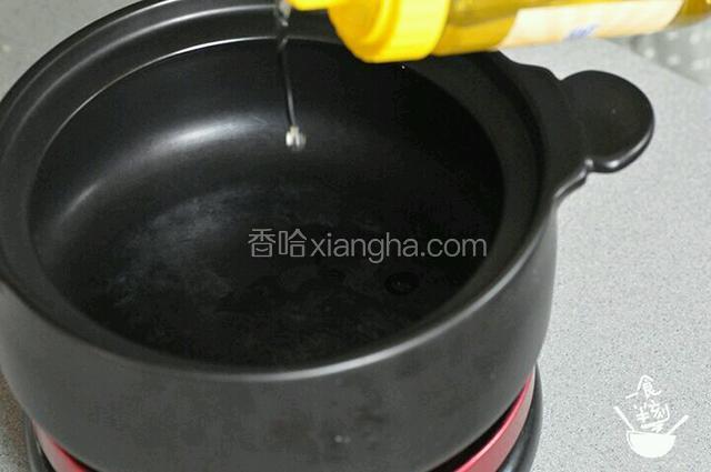 锅热加油，先爆香蒜末