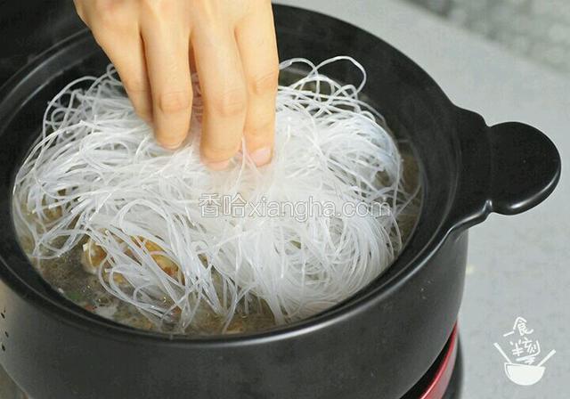 待其沸腾后，加入粉丝