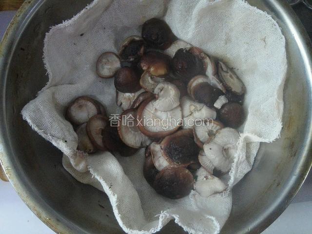 香菇凉温放入纱布中（白菜和胡萝卜方法一样）