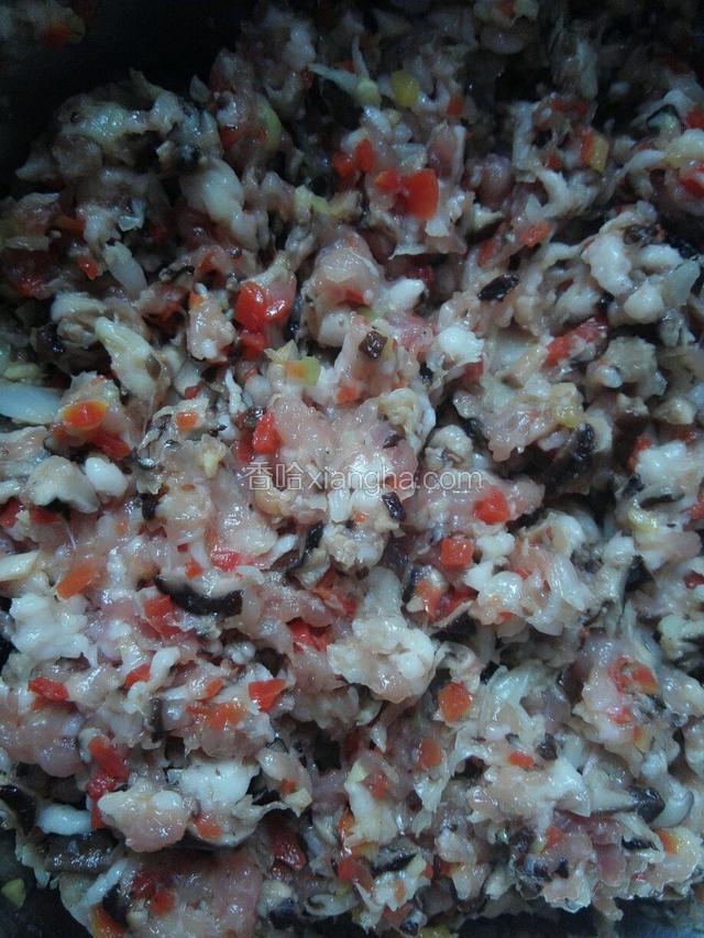 用筷子顺着一个方向搅打肉馅（搅到肉馅起劲）