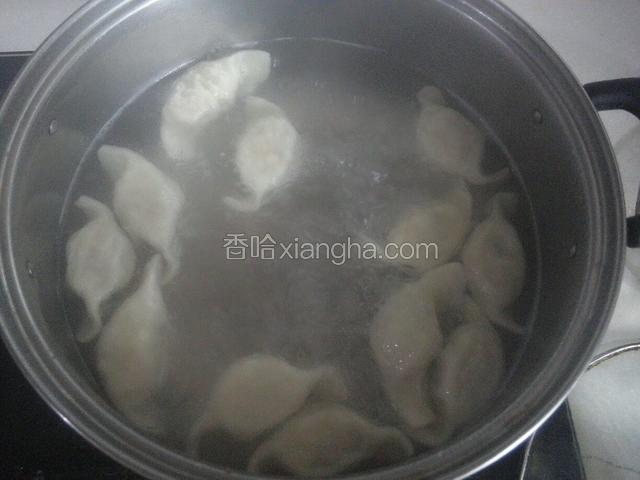 饺子飘起来，打开锅盖继续煮