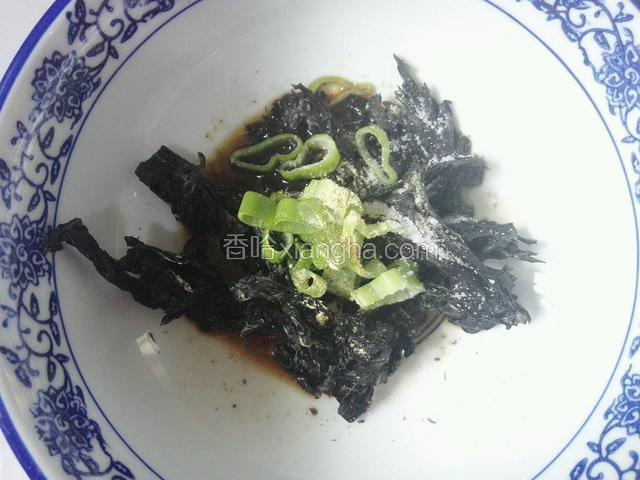 碗中放入少量盐，醋，生抽，鸡精，葱末，紫菜