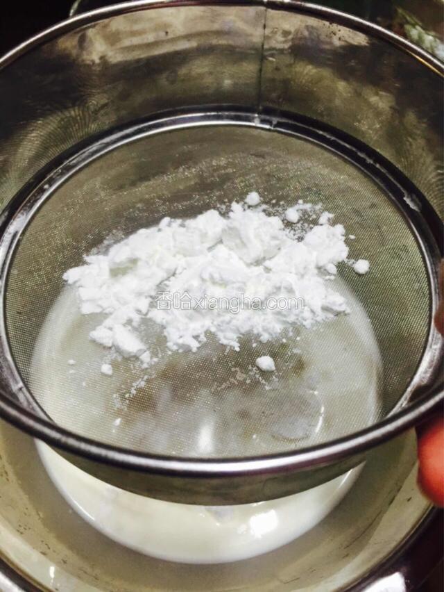 为了蛋挞口感更加细腻，筛入玉米淀粉搅拌