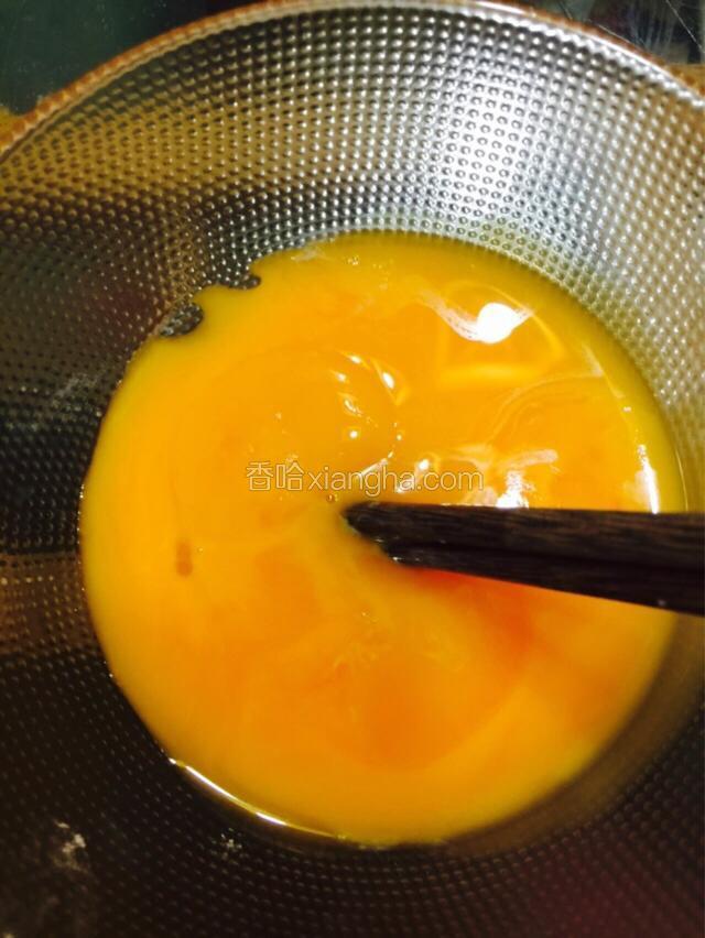 蛋黄打散成蛋黄糊状