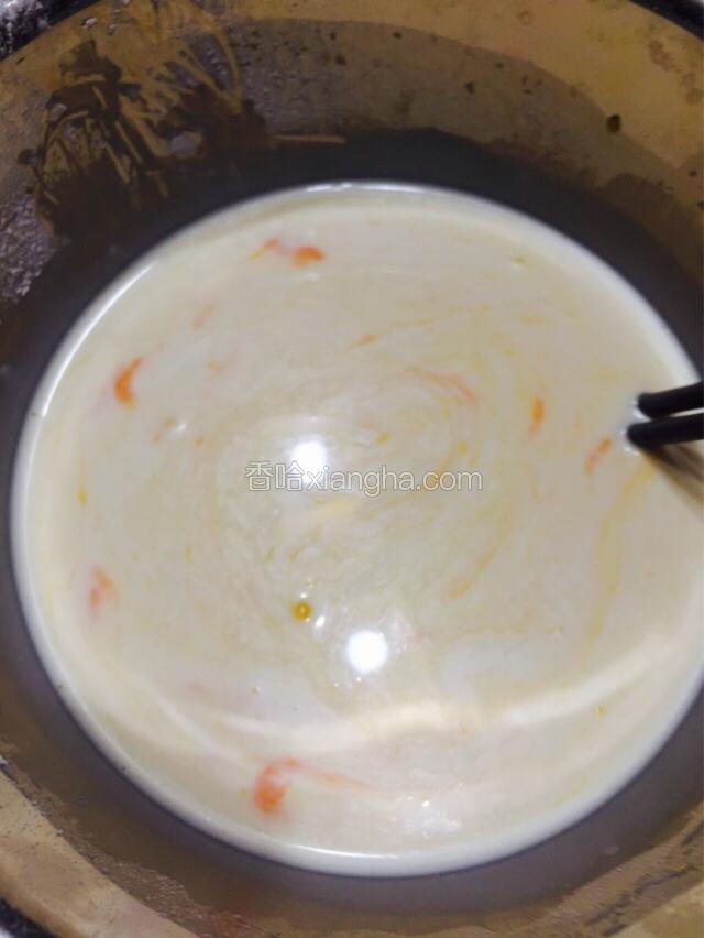 加入蛋黄糊搅拌均匀
