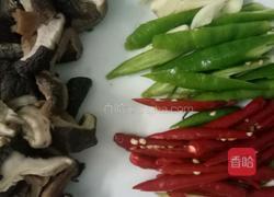 香菇炒鸡肉的做法图解2