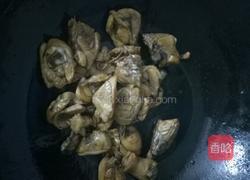 香菇炒鸡肉的做法图解3