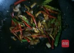 香菇炒鸡肉的做法图解6
