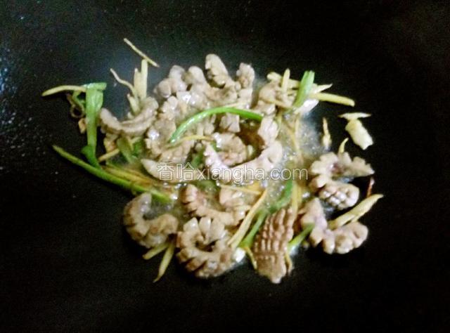 起油锅，放适量油，爆香蒜末、姜丝与青椒丝，倒入猪腰大火爆炒至腰花卷起。