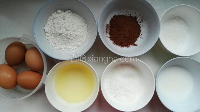 各种做蛋糕所需材料备齐待用～