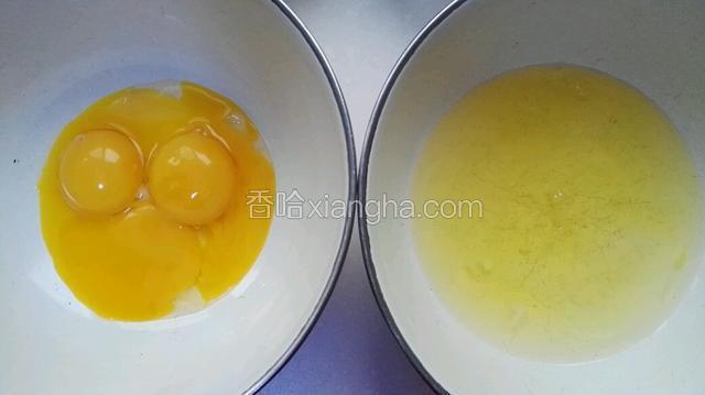准备两个洁净无水容器，4个鸡蛋将蛋清、蛋黄分开打入两个容器中～