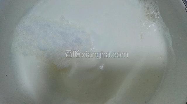 继续用打蛋器加工至蛋液打发，呈半固态状，放入剩余的14克白糖～