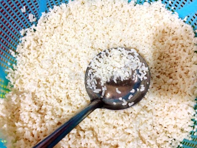 大米淘洗干净浸泡一夜，沥干水分备用（睡觉之前泡好，这样一点都不耽误时间）