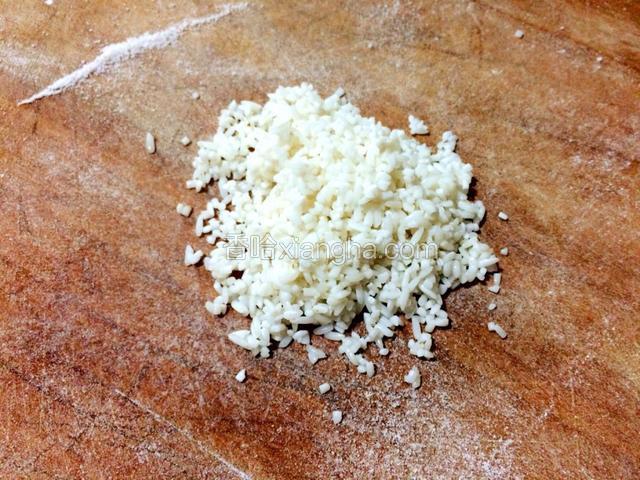 取少许大米放菜板上铺平