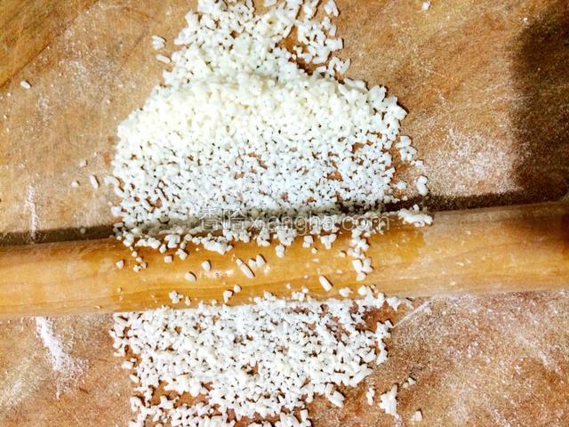 用擀面杖碾细碎（没有石磨，就用擀面杖代替吧效果更棒）