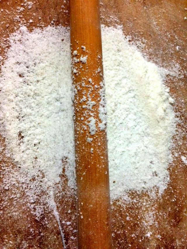 一遍遍重复使用方法将大米碾碎完