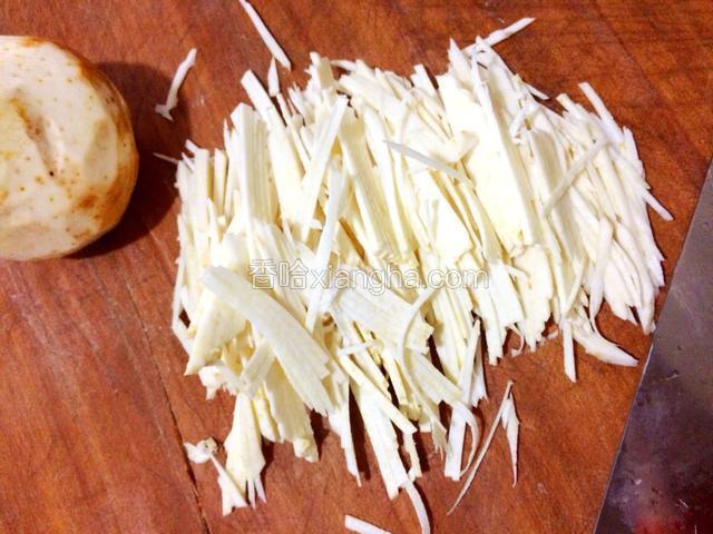 切成丝备用