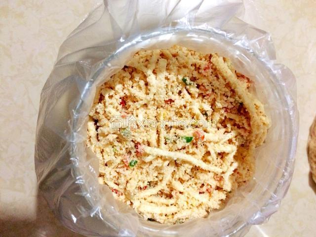 取一个能密封的瓶子，先将保鲜袋套放入瓶内，再将芋头渣放入袋中