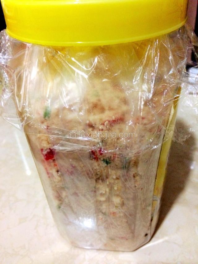 将瓶口盖上保鲜膜再盖上盖子