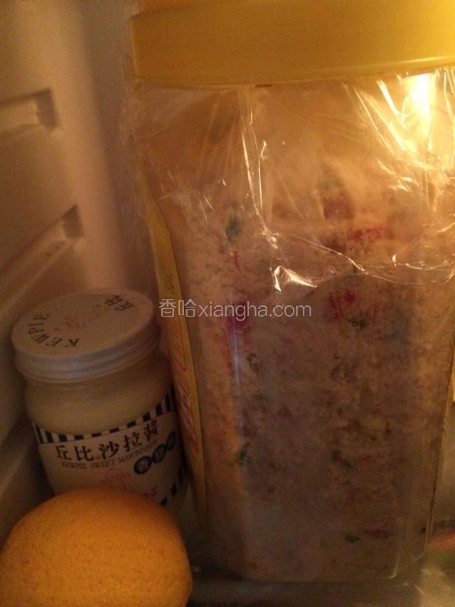 放入冰箱冷藏。只要密封的好可以长久保存，什么时候想吃了就倒点出来炒着吃，打开瓶盖后再次盖上也同样密封好