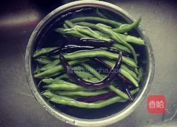 扁豆炒海米的做法图解1