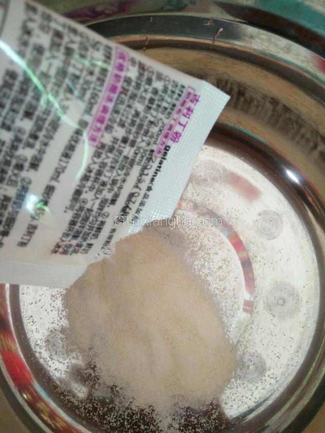 吉利丁粉倒入盆中（也可以用2-3片吉利丁片替代，需用冷水泡软才可放入）