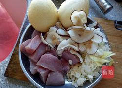 雪梨雪耳海底椰煲瘦肉的做法图解3