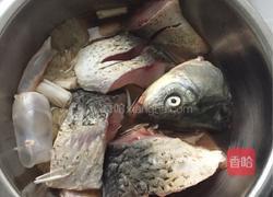 豆腐炖鱼的做法图解1