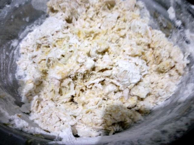 把酵母粉水倒入盆内，搅拌成絮状