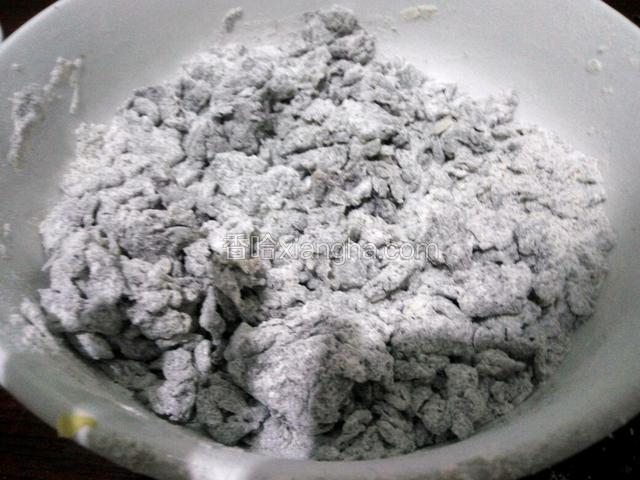黑米面和白面放入大碗内，酵母粉水分次加入，搅拌成絮状