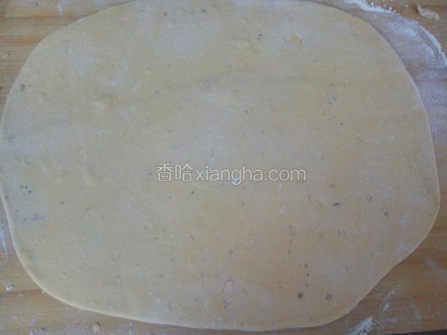 把南瓜面团在揉搓十分钟左右，擀成一个面片