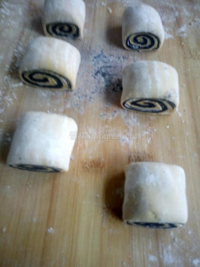 切成大小相等的面团，二次发酵二十分钟