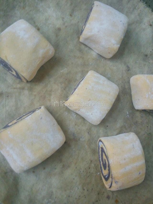 凉水上锅，湿笼布放蒸屉上，水开三十分钟后关火，五分钟后揭开锅盖