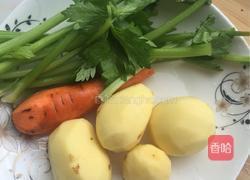 土豆芹菜胡萝卜条的做法图解1