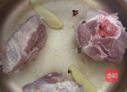 玉米萝卜棒骨汤的做法图解1