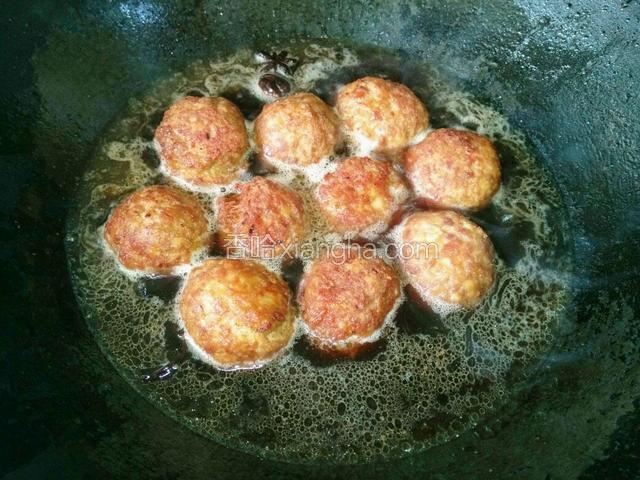再放入炸好的肉丸，大火煮开，调至中火煮10分钟。