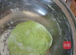 包菜肉绿饺子的做法图解2