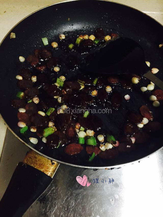 加入老抽，盐，鸡精