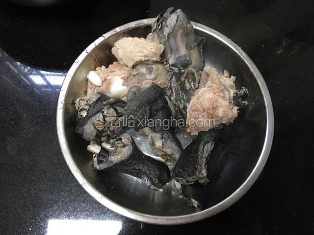 乌鸡切块洗净焯去血水