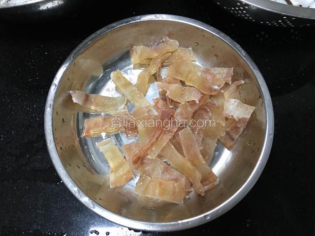 花胶切小块