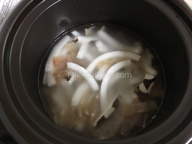 除了椰子水，所有材料放入锅