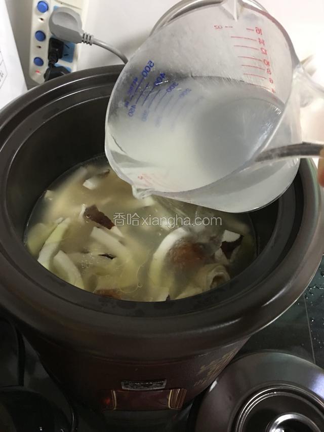 煲到还剩一个小时的时候把留下的椰子水倒入锅内